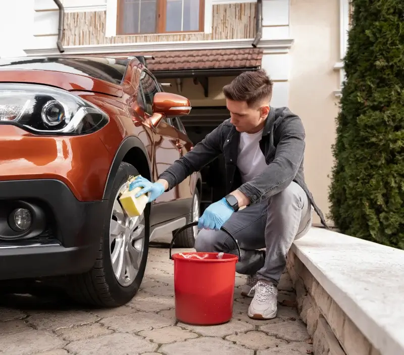 Lavage auto à domicile Comprégnac : professionnel intervenant sur un véhicule